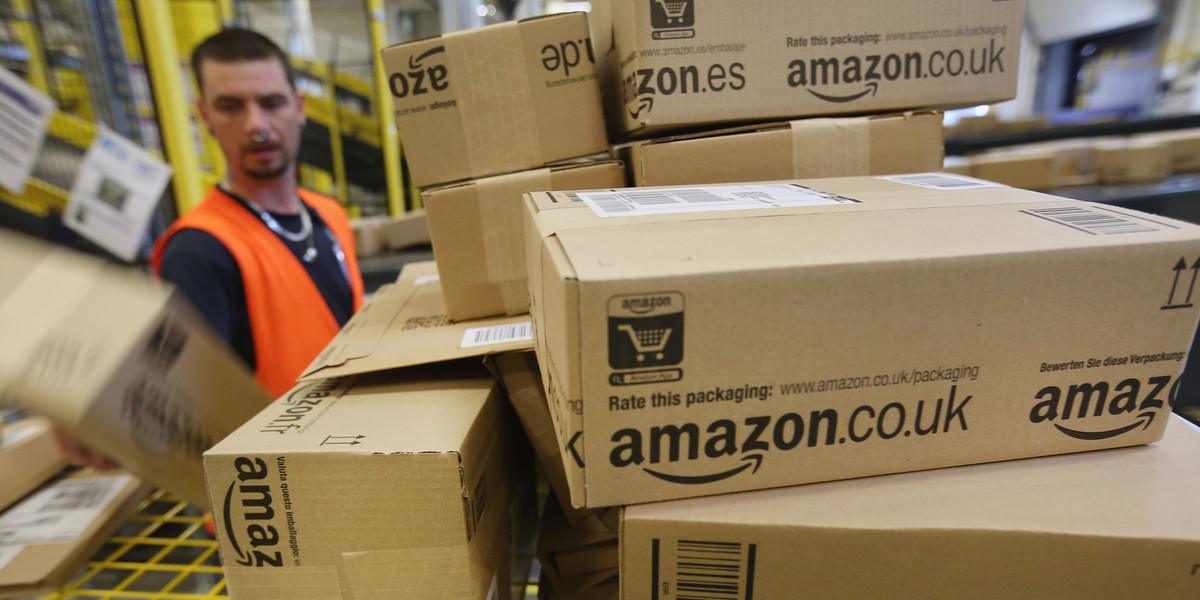 Centra logistyczne Amazona to ogromne magazyny, w których kompletowane są zamówienia ze sklepów internetowych koncernu w Europie