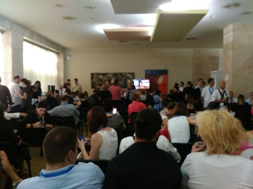 Nekoliko stotina novinara stiglo je u Palatu Srbija