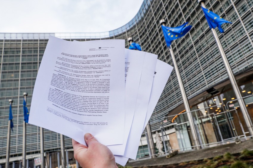Ugovor o kupovini vakcina AstraZeneke ispred zgrade EK u Briselu