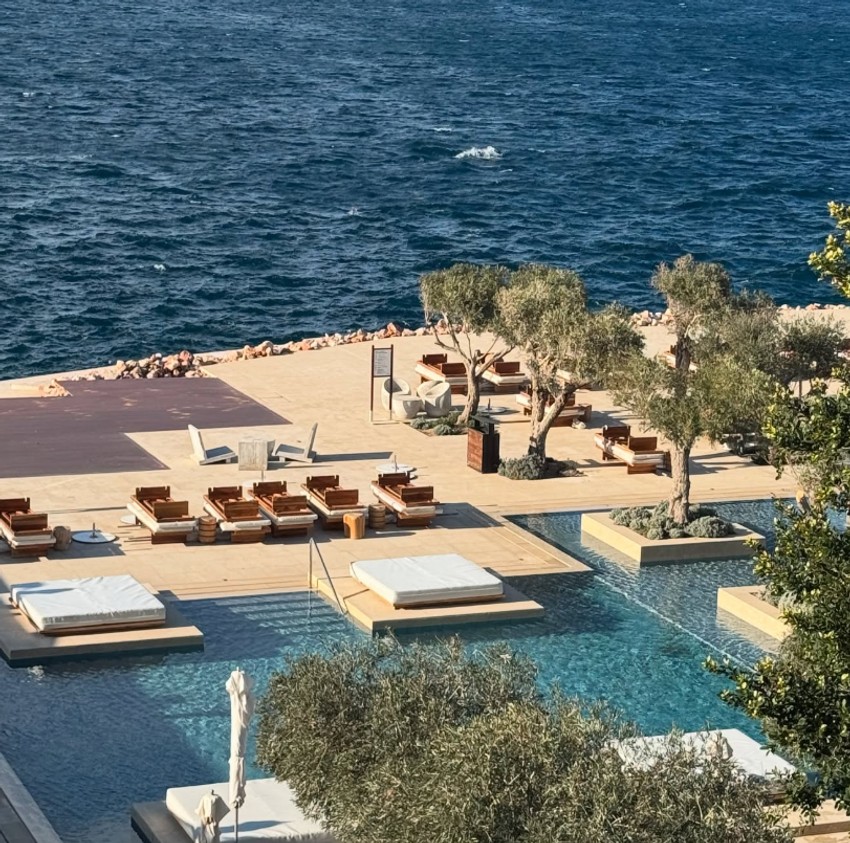 Jelisaveta Orašanin sa decom na moru