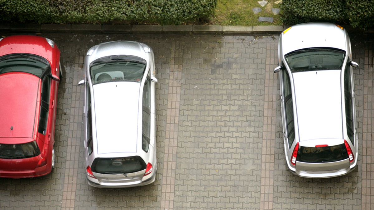 Policjanci przesłuchali już jednego z rodziców chłopczyka, który kilka dni temu siedział sam zamknięty w aucie na parkingu w Rumi (woj. pomorskie). Z nieoficjalnych informacji wynika, że dorosła osoba zostawiła go tam "przez roztargnienie", a później wsiadła w kolejkę i pojechała do pracy. Funkcjonariusze nie zdradzają jeszcze, czy winnym jest tutaj matka, czy ojciec.