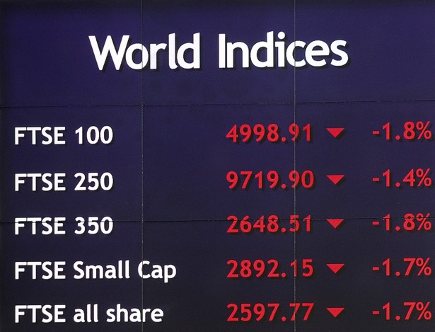 Tablica z wynikami indeksów na giełdzie w Londynie, fot. Simon Dawson/Bloomberg