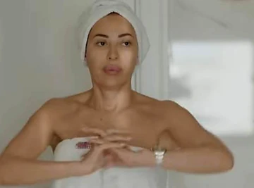 (VIDEO) CECA SE SKINULA U KUPAĆI: Evo kako uživa u Španiji, čist luksuz oko nje