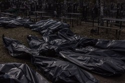 Heraszczenko: W kolejnej wsi pod Kijowem znaleziono masowy grób