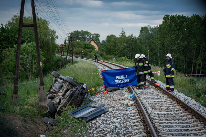 Miejsce zderzenia samochodu osobowego z szynobusem relacji Toruń-Grudziądz na niestrzeżonym przejeździe kolejowym w miejscowości Pniewite. W wyniku wypadku zginęło dwoje dzieci, rodzice zostali ranni