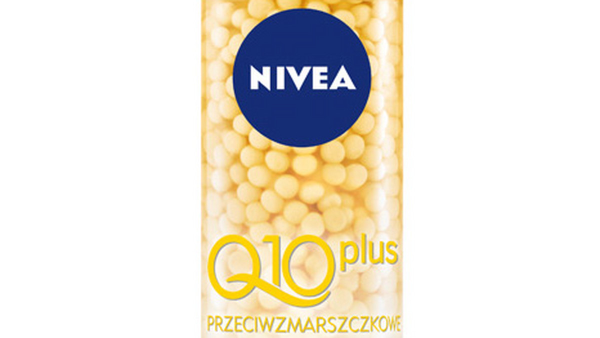 NIVEA Q10plus Przeciwzmarszczkowe Serum Perły Młodości - skoncentrowana efektywność koenzymu Q10 nowatorsko zamknięta w kształcie perły. Serum wspiera stymulację funkcji regeneracyjnych skóry, podwyższając naturalny poziom koenzymu Q10 i kreatyny w skórze. Dzięki temu skutecznie usuwa zmarszczki i hamuje powstawanie nowych. Delikatna konsystencja produktu stanowi idealną bazę pod makijaż. Serum może być używane samodzielnie, pod krem na dzień lub na noc.