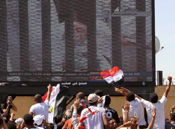 Tłum oglądający relację z procesu Mubaraka przed siedzibą policji w Kairze