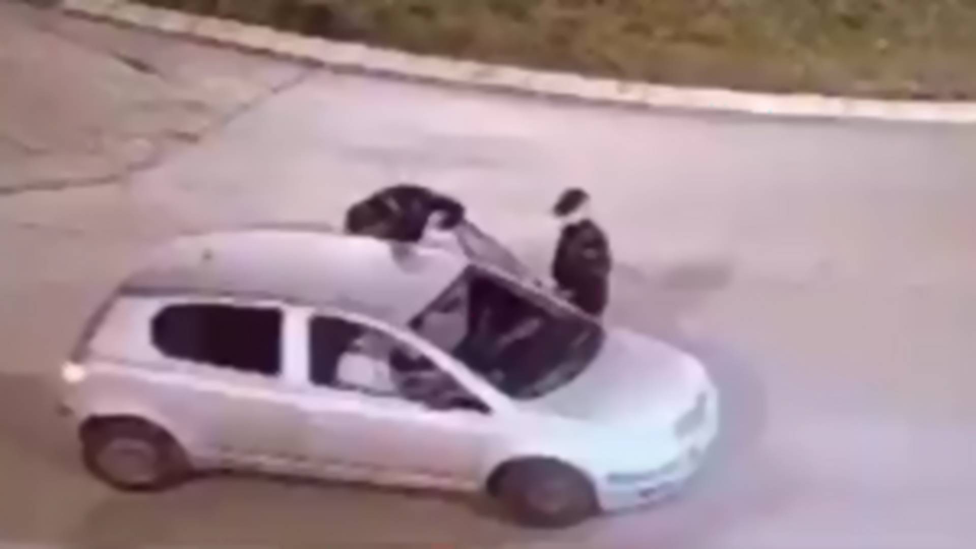 Daje gas, vuče policajca, pravi udes i skoro se prevrće sa autom: Bahata vožnja lika iz Beograda razbesnela Srbe