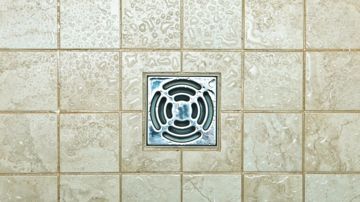 Ljudi masovno stavljaju aluminijumsku foliju na rešetku za odvod u kupatilu: Trik koji štedi brdo para