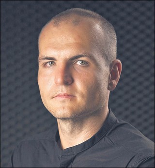 Dr Łukasz Maślanka, analityk w zespole bezpieczeństwa i obronności OSW. Wcześniej pracował jako koordynator programu „Trójkąt Weimarski” i jako analityk ds. Francji w Polskim Instytucie Spraw Międzynarodowych (2020–2023). Specjalizuje się we wspólnej polityce bezpieczeństwa i obrony UE oraz unijnej polityce wsparcia dla przemysłu zbrojeniowego