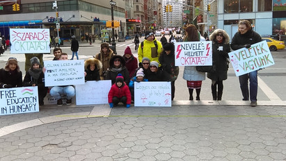 A magyar oktatásért tüntettek New Yorkban is