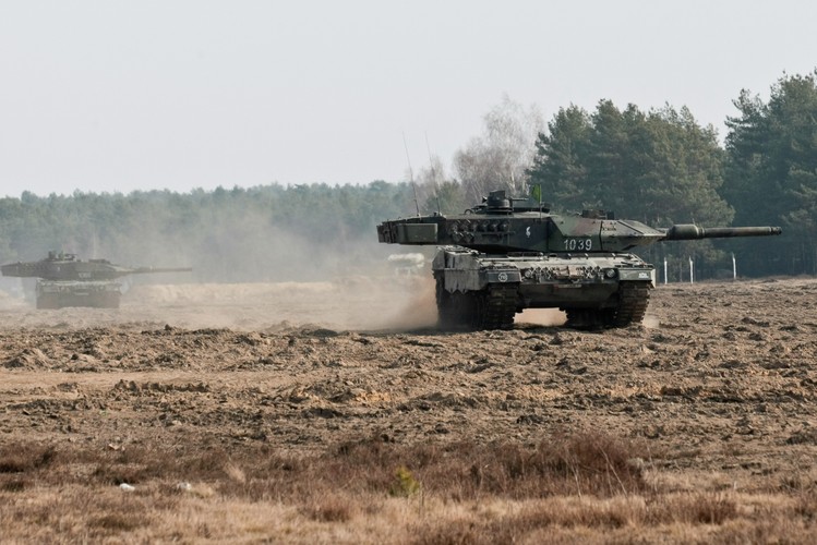 Jeżeli interesujesz się wojskowością to zobacz też polskie <a href='http://forsal.pl/galerie/855100,zdjecie,1,zobacz-leopardy-2a5-podczas-szkolenia-ogniowego-na-poligonie-w-zaganiu.html' style='color: blue'>Leopardy 2A5 podczas szkolenia ogniowego na poligonie w Żaganiu</a><br><br> (lm/cat) PAP/Lech Muszyński