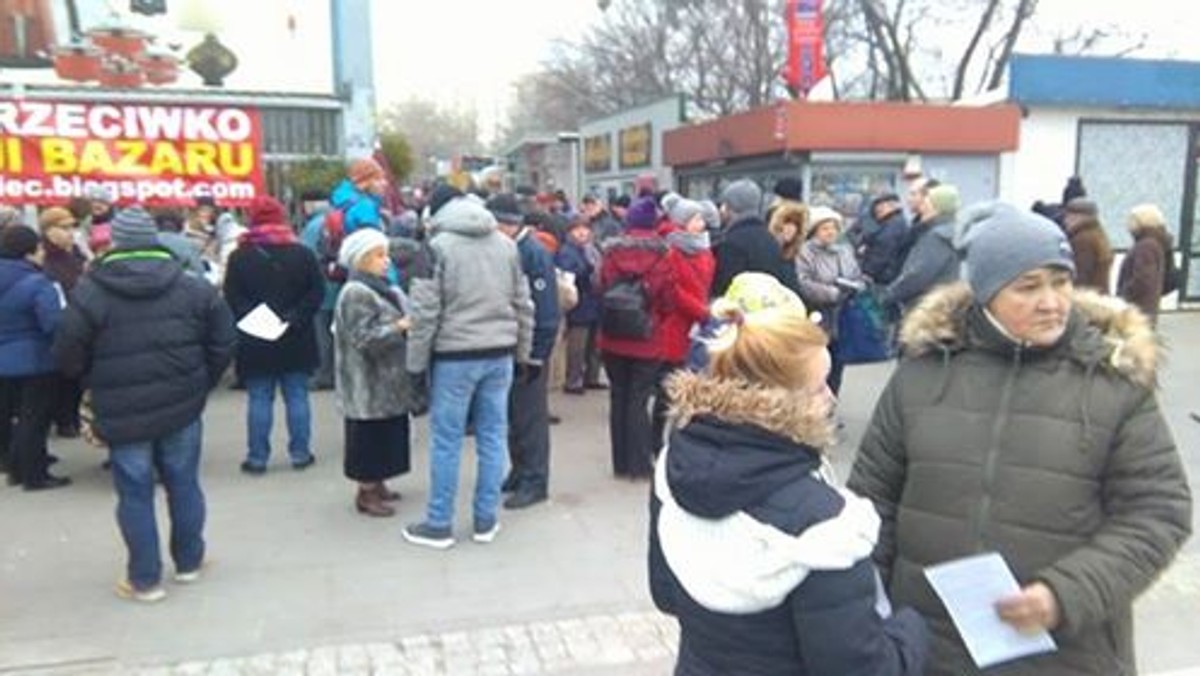 Mieszkańcy boją się, że nie będą mieli gdzie kupić świeżych warzyw i owoców, a kupcy nie chcą stracić miejsc pracy. Przy ulicy Gotarda na warszawskim Służewcu trwa protest w obronie bazarku, na miejscu którego ma stanąć budynek mieszkalny.