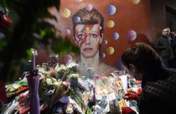 Cały świat płacze... David Bowie pięknie żegnany przez fanów [ZDJĘCIA]