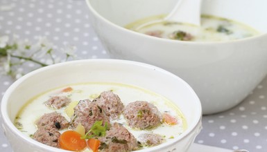 Pyszny obiad na czwartek. Podajemy przepis, Ty gotujesz. Kremowa zupa papieska z pulpetami