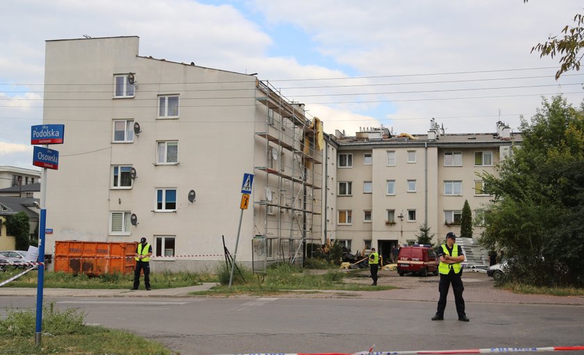 Mieszkańcy ze spalonego bloku przy ul. Wiarusów czekają na mieszkania socjalne. Póki co mieszkają w urzędzie.