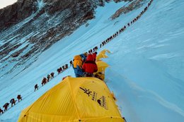 Setki wspinaczy zaskoczonych w drodze na Everest. W tym roku ryzyko jest większe