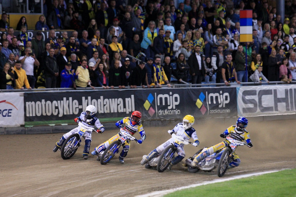 Zawodnicy Moje Bermudy Stali Gorzów Bartosz Zmarzlik (kask czerwony) i Szymon Woźniak (niebieski) oraz Maksym Drabik (biały) i Jarosław Hampel (żółty) z Motoru Lublin podczas pierwszego finałowego meczu żużlowej Ekstraligi