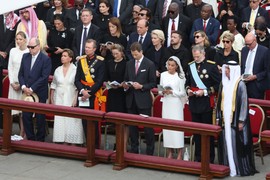 Princeza Šarlin, kraljica Leticija i kraljica Matilda pojavile su se na inauguraciji pape Lava XIV u belim odevnim kombinacijama: Samo sedam kraljevskih žena na svetu imaju tu privilegiju