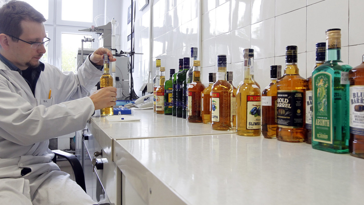 Czeski minister zdrowia Leosz Heger złagodził prohibicję, zezwalając na sprzedaż wysokoprocentowych napojów alkoholowych wytworzonych w 2011 r. lub wcześniej, jak też na zbyt produkcji nowszej o ile będzie ona zaopatrzona w certyfikaty pochodzenia.