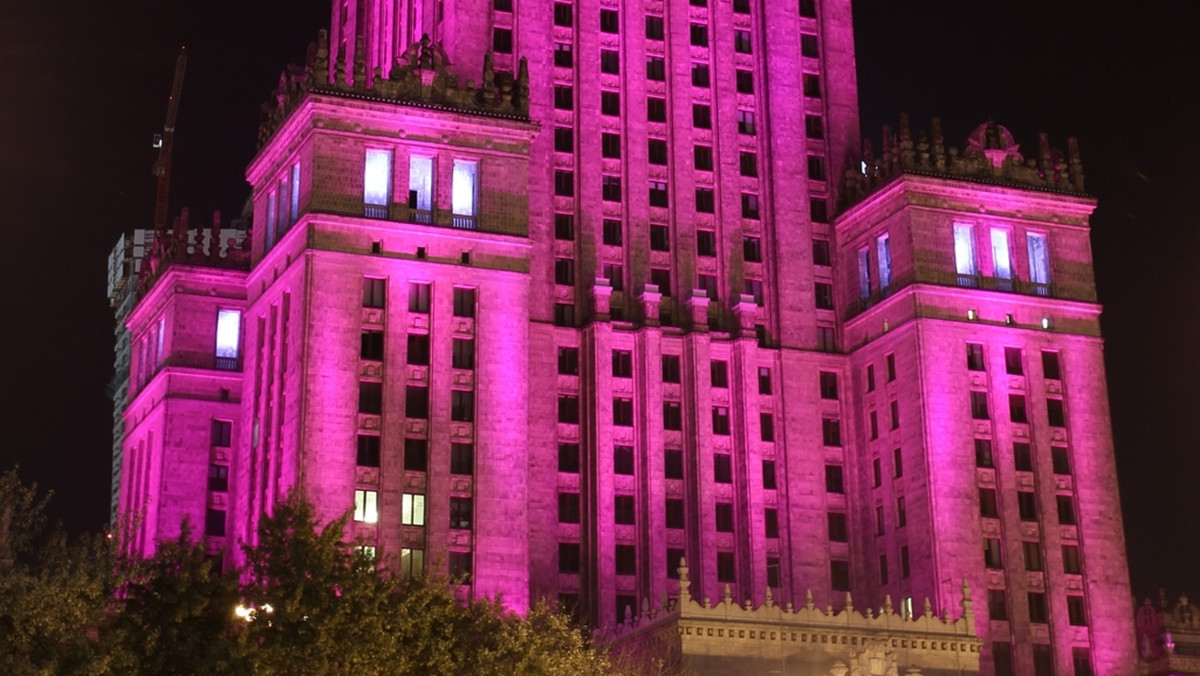 4 października o godz. 20 Pałac Kultury i Nauki w Warszawie rozbłyśnie różowym światłem. Akcja zorganizowana została w ramach Globalnej Inicjatywy Iluminacji Kampanii na rzecz Walki z Rakiem Piersi Estēe Lauder Companies. Inicjatywa ma na celu zwrócenie uwagi na ważny cel, jakim jest pokonanie raka piersi.