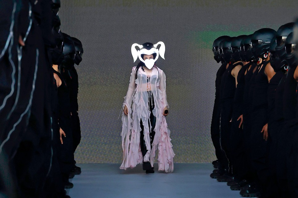 Rosalía a tőle megszokott extravaganciával a Coachella Fesztivál színpadán