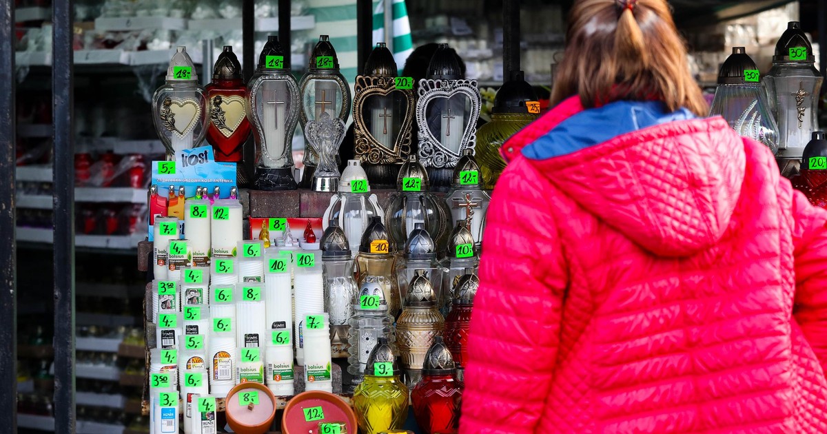 Sprzedają prawie pod każdym cmentarzem. "Powinny zostać wycofane"