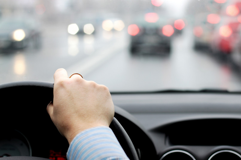 Odpowiedzialność ministra Od nowego roku za treść pytań egzaminacyjnych odpowiadać będzie minister do spraw transportu. Sprawować będzie również nad nimi nadzór. Pytania natomiast ułoży, zweryfikuje i zatwierdzi państwowa komisja. Propozycje pytań będą mogły być przedstawiane komisji przez podmioty zewnętrzne. Zadanie to obecnie realizują Wojewódzkie Ośrodki Ruchu Drogowego (WORD-y)