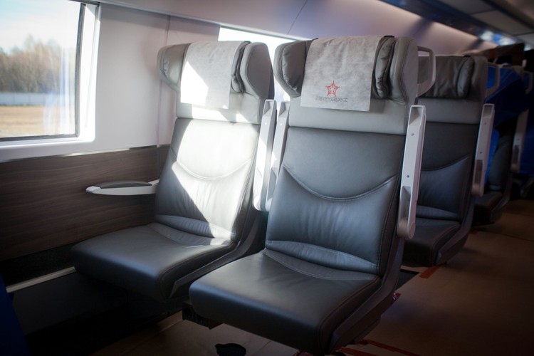 Fotele umieszczono we wnętrzu konfiguracji „2+2” w klasie pierwszej i „2+3” w drugiej. To więcej niż np. w Pendolino dla PKP Intercity z powodu szerszej skrajni rosyjskiej (na Wschodzie dominuje szeroki rozstaw szyn 1520 mm). Liczba miejsc stojących w każdym pojeździe Kiss dla Aeroexpress – w zależności od konfiguracji członów – wynosi 523 lub 842 (przy założeniu, że wypełnienie wynosi siedem osób na 1 mkw).