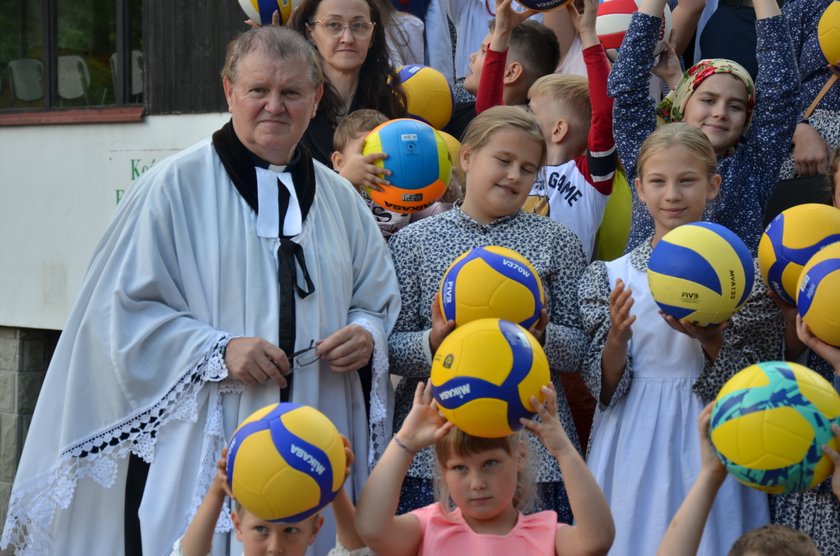 Pastor Jan Byrt jak obiecał, tak uczynił. Rozdał dzieciakom 100 piłek do siatkówki