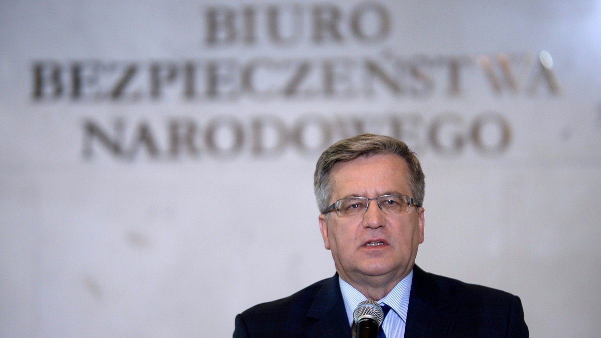 Bronisław Komorowski tworzy "drużynę pierścienia". 250 tys. podpisów trafiło już do PKW, ale jego sztab zaczął zbierać podpisy na deklaracjach przystąpienia do społecznego komitetu poparcia dla Komorowskiego. Z kolei PiS aż do ostatniej chwili chce zbierać podpisy dla Andrzeja Dudy, by zaskoczyć ich dużą liczbą, gdy trafią do PKW.