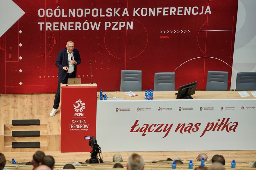 Marek Papszun przemawia na Ogólnopolskiej Konferencji Trenerów PZPN