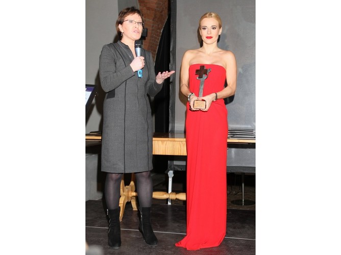 ...ale kiedy inni stawiają na ten kolor, ona hołduje klasyce.