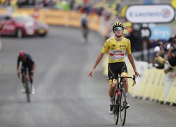 Tadej Pogacar umocnił się na pozycji lidera Tour de France