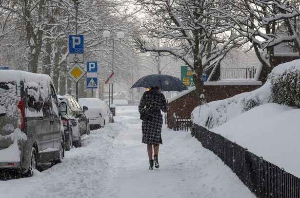 Intensywne opady śniegu w woj. warmińsko-mazurskim. Ostrzeżenie IMGW