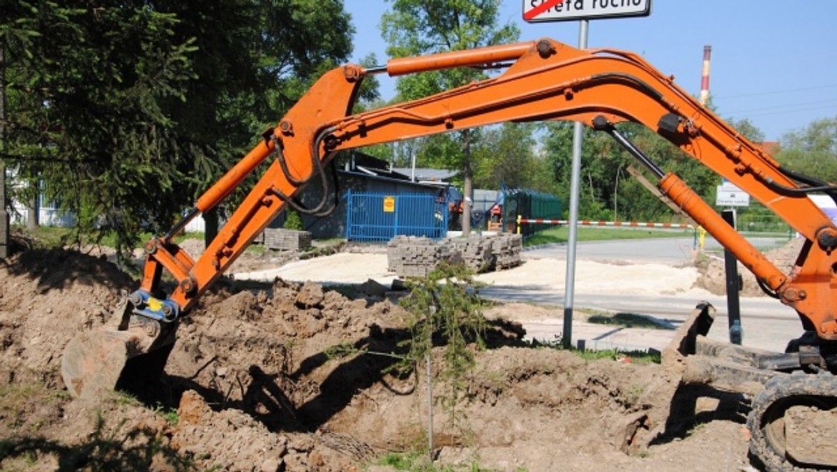 Pogoda dopisuje i prace związane z przebudową ulicy Olszewskiego przebiegają bardzo sprawnie. Tuż obok Parku można się przejść nowym chodnikiem, ale komunikacja jest jeszcze bardzo utrudniona.