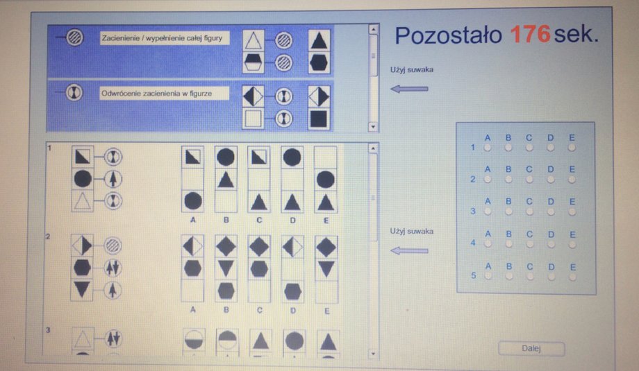 Przykład: W górnej części ekranu jest legenda. Poszczególne symbole oznaczają instrukcje, np. zacienienie całej figury, odwrócenie zacienienia, przesunięcie elementu w dół lub w górę. Na dole ekranu każdy z wierszy zaiera kombinację trzech elementów oraz trzech instrukcji. Trzeba wskazać, jak ta kombinacja zmieni się po zastosowaniu poszczególnych instrukcji