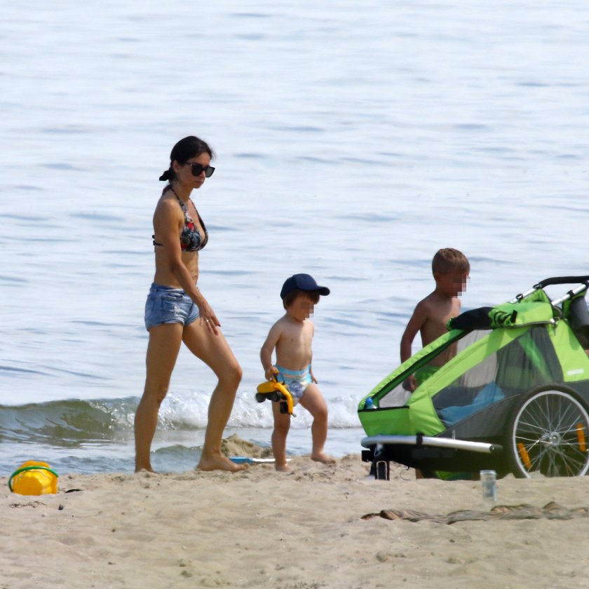 Marta Kaczyńska na plaży w Sopocie z synem