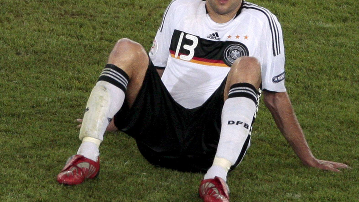 Pomocnik reprezentacji Niemiec, Michael Ballack nie ma zamiaru rezygnować z opaski kapitańskiej. Piłkarz, który z powodu kontuzji kolana nie poleciał z "Die Nationalelf" na tegoroczne mistrzostwa świata do RPA zapowiedział, że zrobi wszystko, by nadal być kapitanem reprezentacji.