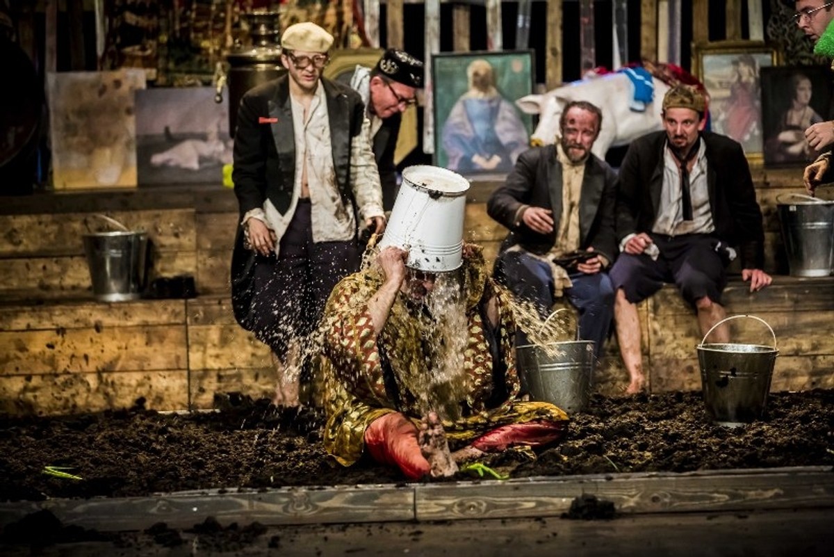 Scena z "Rewizora" w Teatrze Studio.