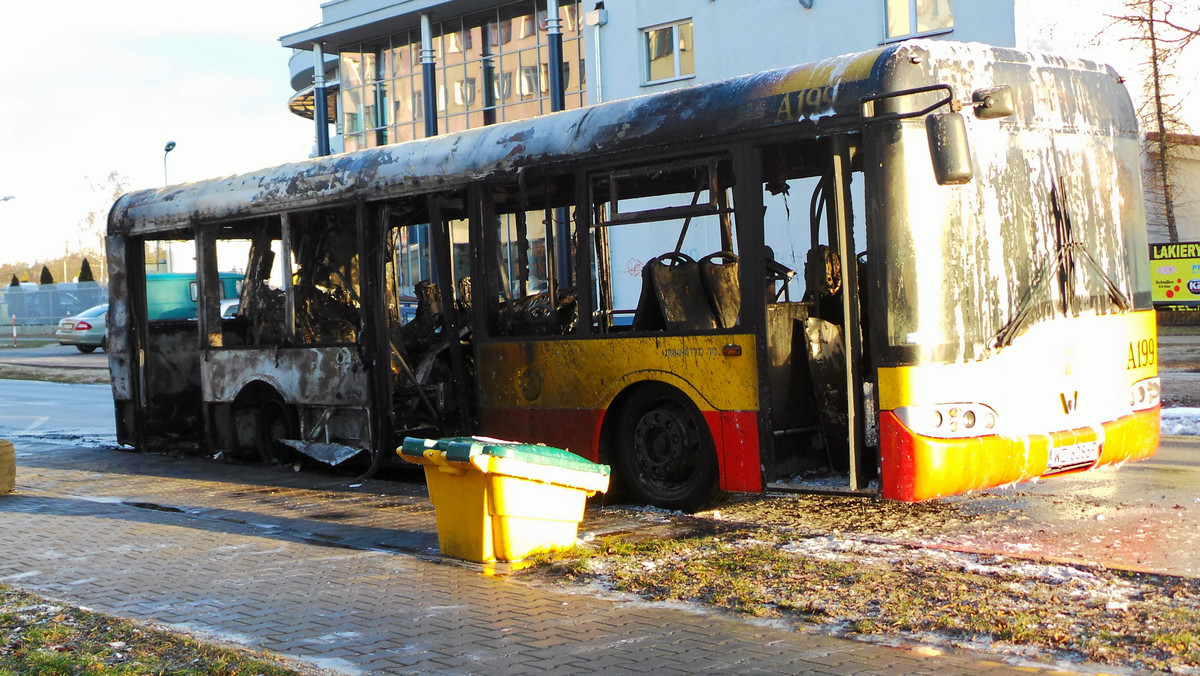 Do groźnej sytuacji doszło w poniedziałek rano w Warszawie. W jadącym autobusie miejskim nagle wybuchł pożar. Pasażerowie zdążyli uciec. Kierowca sam próbował gasić ogień, konieczna okazała się jednak interwencja strażaków. Pojazd spłonął doszczętnie.