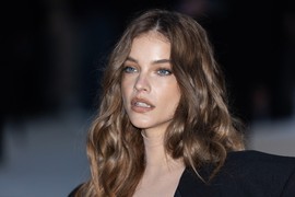 "KAO PROSTITUTKA IZ XXX FILMA", obukla kaput kao ŠATORSKO KRILO, a INTIMNA ZONA na izvol'te! Prelepa Mađarica zapanjila stajlingom - komentari nikad gori, ona nikad IZAZOVNIJA