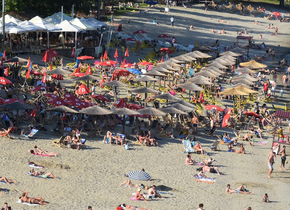 U Novom Sadu traže hlad na Štrandu