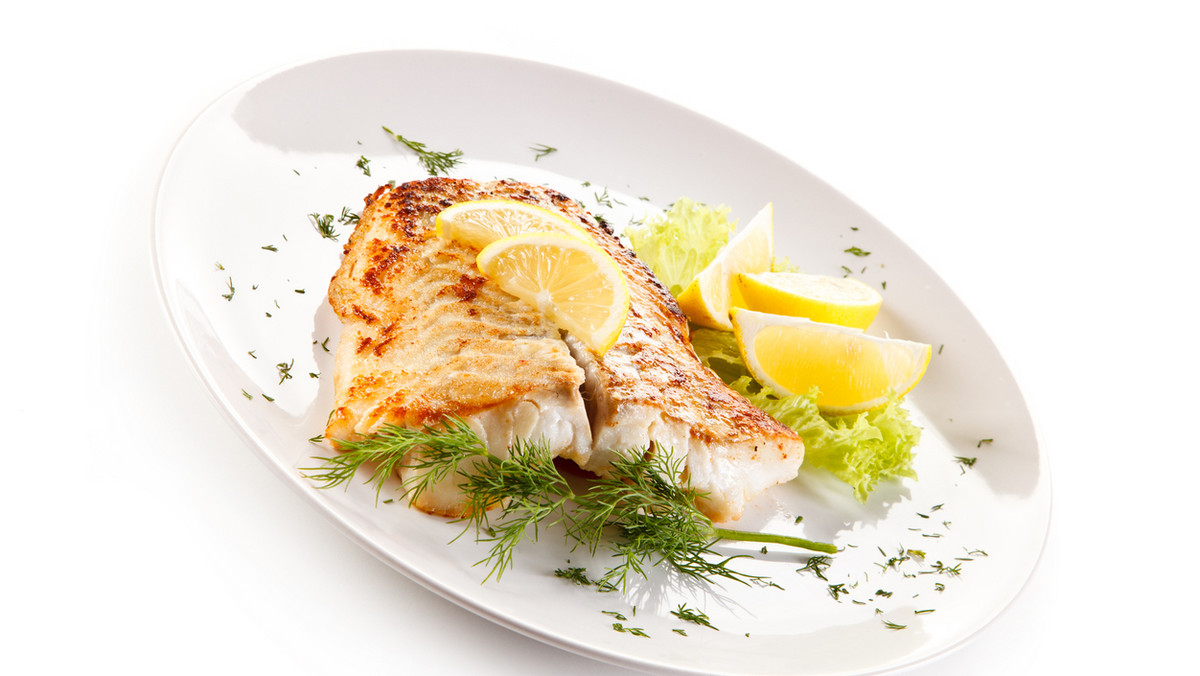 Dania z ryb są szczególnie polecane osobom, które chcą zadbać o swój układ krążenia. Przygotowaliśmy przepis na dorsza, czyli rybę bogatą w kwasy omega i wartościowe białko. Warto sięgnąć po takie danie, także gdy dbamy o uregulowanie cholesterolu. Regularne spożywanie ryb morskich – a taką właśnie jest dorsz – obniża poziom złego cholesterolu LDL, a jednocześnie przyczynia się do zwiększenia poziomu dobrego cholesterolu HDL. Zrezygnujmy z codziennego spożywania mięsa, usprawnijmy sobie nasze serce! Jednym ze sposobów na poprawę pracy układu krążenia jest właśnie wybór ryby. Postanów sobie: dziś na obiad będzie... dorsz - mam już przepis, więc z łatwością go przyrządzę i uczynię krok w kierunku swojego nienagannego zdrowia. Chcesz podzielić się przepisem ze znajomymi? Śmiało! Niech oni również wiedzą, jak łatwo i szybko można przygotować tę pyszną potrawę. Dowiedz się zatem jak zrobić dorsza na parze, który będzie zdecydowanie zdrowszy w porównaniu do ryby smażonej na głębokim tłuszczu.