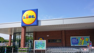 Lidl wprowadził nowe automaty. Można dzięki nim otrzymać pieniądze