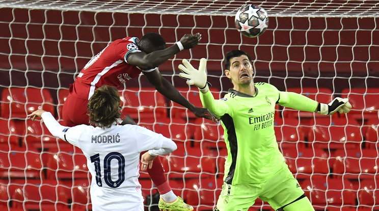 Mane, Courtois, a Real Madrid kapusa és csapattársa, Luka Modric a BL-negyeddöntőjében játszott Liverpool-Real Madrid visszavágón. / Fotó: MTI/EPA/Peter Powell