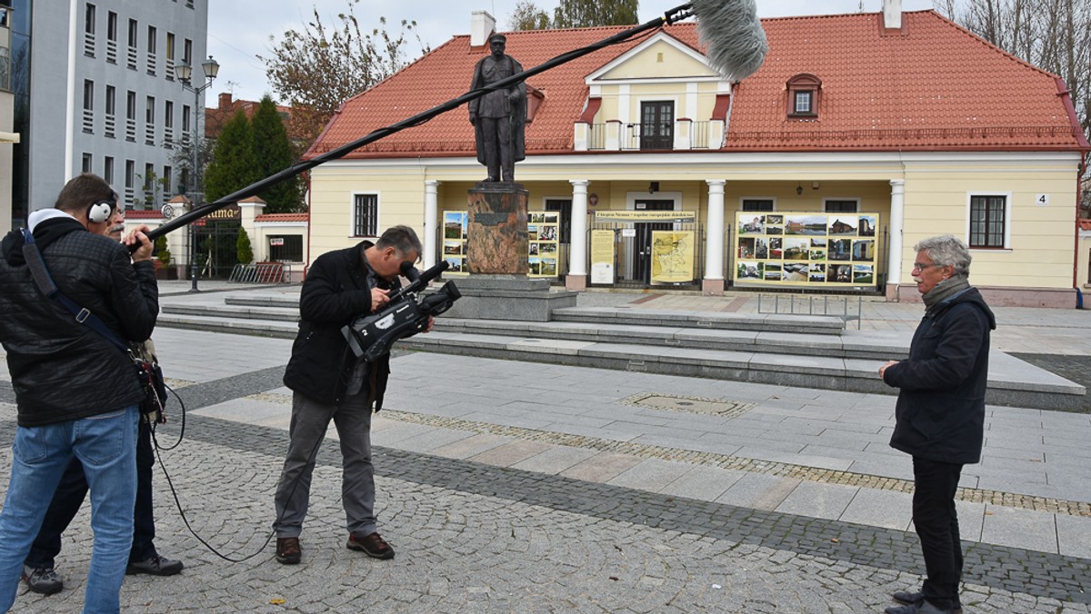 W Pałacu Branickich, na Rynku Kościuszki i na dworcu PKP w Białymstoku kręcone są zdjęcia do filmu "17 dni, które zdecydowały o Polsce". To dokument, który został dofinansowany z Białostockiego Funduszu Filmowego.