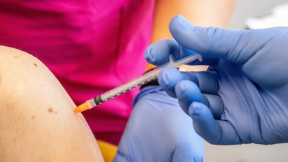Meghalt egy nő, miután megkapta a Pfizer-vakcinát