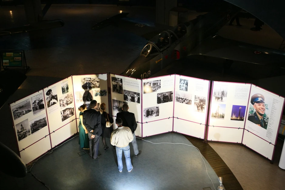 Izloženo je 58 fotografija koje prikazuju životni put Jurija Gagarina