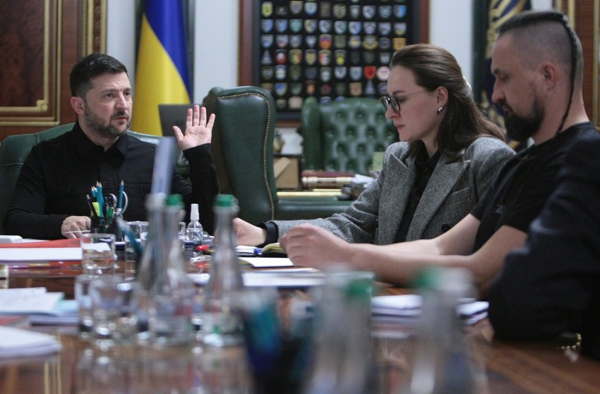 Volodimir Zelenski, Julija Sviridenko i savetnik Oleksandr Kamišin u Kijevu 3. novembra 2025.